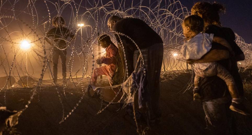 Migrantes cruzando la frontera entre México y Estados Unidos en mayo de 2023. Foto: Getty.