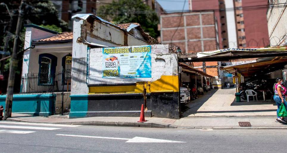 Tumban las casas viejas del Centro para abrir parqueaderos