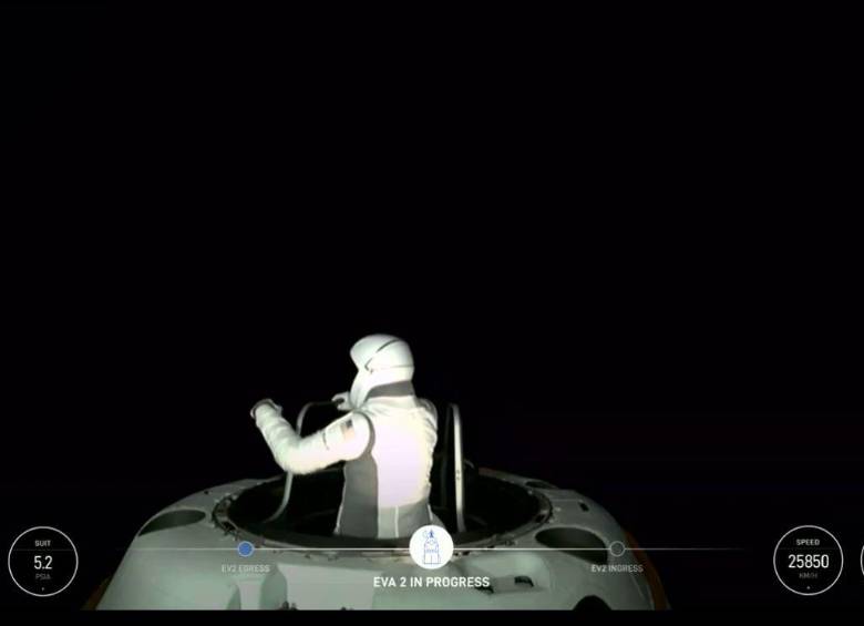 En la transmisión en vivo se vio que el capitán de la misión hizo su salida de la nave. FOTO SPACE X (CAPTURA DE PANTALLA VIDEO)