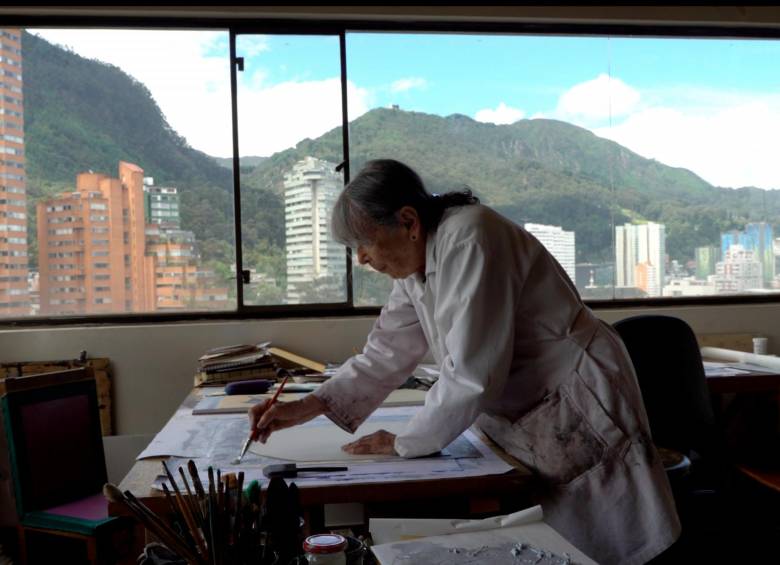La maestra Beatriz en su estudio en Bogotá. Foto Diego García-Moreno, cortesía de la Dirección de Patrimonio Cultural Unal.